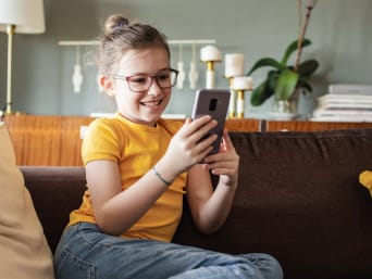 Handy für Kinder – Kleines Mädchen nutzt ihr eigenes Smartphone. Handy für Kinder – Kleines Mädchen nutzt ihr eigenes Smartphone.