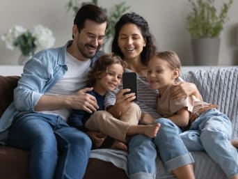 Smartphone für Kinder – Familie schaut zusammen auf ein Smartphone. Smartphone für Kinder – Familie schaut zusammen auf ein Smartphone.