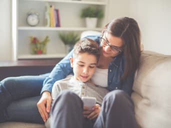 Erstes Smartphone für Kinder – Mutter und Sohn beschäftigen sich gemeinsam mit dem neuen Smartphone. Erstes Smartphone für Kinder – Mutter und Sohn beschäftigen sich gemeinsam mit dem neuen Smartphone.