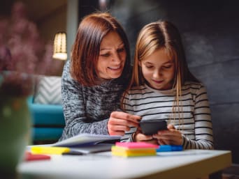 Online risks: Accompany your child during his or her first steps on the internet.  Online risks: Accompany your child during his or her first steps on the internet.