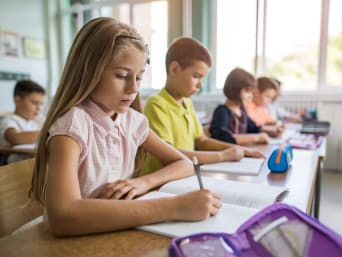Netiquette: At school, smartphones must be put away in the school bag. Netiquette: At school, smartphones must be put away in the school bag.
