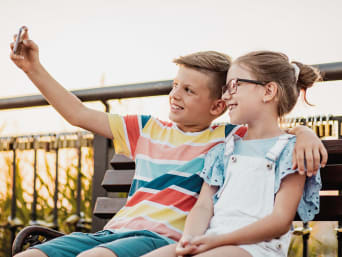 Umgang mit sozialen Medien – Kinder machen ein Selfie. Umgang mit sozialen Medien – Kinder machen ein Selfie.