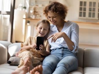 Soziale Netzwerke Kinder – Mutter und Tochter erkunden zusammen Social Media. Soziale Netzwerke Kinder – Mutter und Tochter erkunden zusammen Social Media.