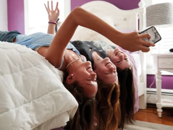 Vorteile soziale Netzwerke – Drei Mädchen machen ein Selfie und haben Spass. Vorteile soziale Netzwerke – Drei Mädchen machen ein Selfie und haben Spass.
