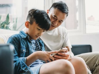 Gefahren von Social Media – Vater erklärt seinem Sohn die Privatsphäre-Einstellungen. Gefahren von Social Media – Vater erklärt seinem Sohn die Privatsphäre-Einstellungen.