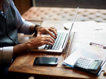 Mann verschafft sich am Laptop einen Überblick über seine Finanzen. Mann verschafft sich am Laptop einen Überblick über seine Finanzen.