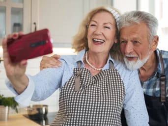 In Kontakt bleiben – Großeltern beim Videoanruf mit der Familie. In Kontakt bleiben – Großeltern beim Videoanruf mit der Familie.