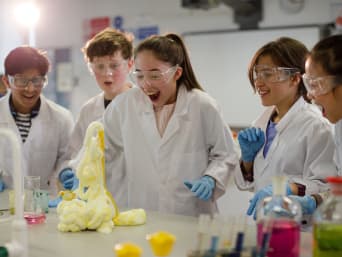 Praktische MINT-Förderung: Eine Lerngruppe führt Experimente in einem Schülerlabor durch. Praktische MINT-Förderung: Eine Lerngruppe führt Experimente in einem Schülerlabor durch.