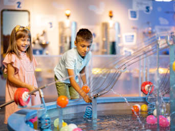 Altersgerechte MINT-Förderung: Kinder besuchen in ihrer Freizeit ein interaktives Museum.  Altersgerechte MINT-Förderung: Kinder besuchen in ihrer Freizeit ein interaktives Museum.