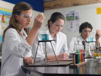 MINT-Förderung für Mädchen: Schülerinnen bei einem Chemie-Experiment. MINT-Förderung für Mädchen: Schülerinnen bei einem Chemie-Experiment.