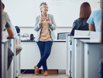 MINT-Berufe für Mädchen: Lehrerinnen in MINT-Fächern sind wichtige Vorbilder für Schülerinnen und Schüler. MINT-Berufe für Mädchen: Lehrerinnen in MINT-Fächern sind wichtige Vorbilder für Schülerinnen und Schüler.