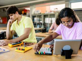 MINT-Unterricht Ideen: Schülerinnen und Schüler bei einem Elektronik-Versuchsaufbau. MINT-Unterricht Ideen: Schülerinnen und Schüler bei einem Elektronik-Versuchsaufbau.