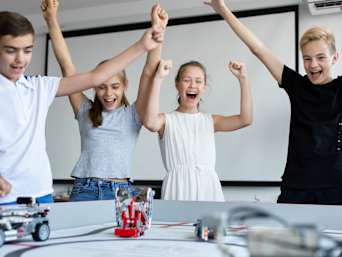 MINT-Projekte Ideen: Schulklasse arbeitet an einem Projekt für einen Robotics-Wettbewerb. MINT-Projekte Ideen: Schulklasse arbeitet an einem Projekt für einen Robotics-Wettbewerb.