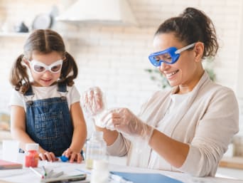 Experimente mit Kindern: Mutter zeigt Tochter ein naturwissenschaftliches Experiment in der Küche. Experimente mit Kindern: Mutter zeigt Tochter ein naturwissenschaftliches Experiment in der Küche.