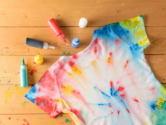 Tie-dyeing clothes: a tie-dyed T-shirt. Tie-dyeing clothes: a tie-dyed T-shirt.