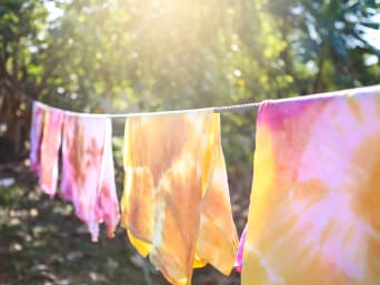 Batik-Kleidung – Selbst gemachte Batik-Shirts trocknen in der Sonne. Batik-Kleidung – Selbst gemachte Batik-Shirts trocknen in der Sonne.