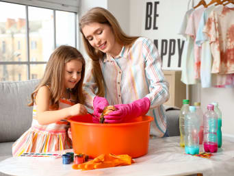 Batik Shirt selber machen – Mutter und Tochter färben ihre Kleidung. Batik Shirt selber machen – Mutter und Tochter färben ihre Kleidung.