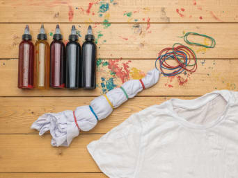 Batik Anleitung – Materialien zum Batiken auf einem Tisch. Batik Anleitung – Materialien zum Batiken auf einem Tisch.