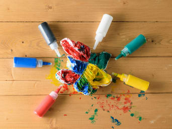 Batik-Technik – T-Shirt in bunten Farben und einem zufälligen Muster. Batik-Technik – T-Shirt in bunten Farben und einem zufälligen Muster.