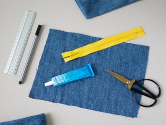 Upcycling an old pair of jeans: everything you will need to make a DIY pencil case.  Upcycling an old pair of jeans: everything you will need to make a DIY pencil case.