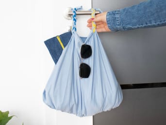 Upcycling old clothes without sewing: a handmade no-fringe bag. Upcycling old clothes without sewing: a handmade no-fringe bag.