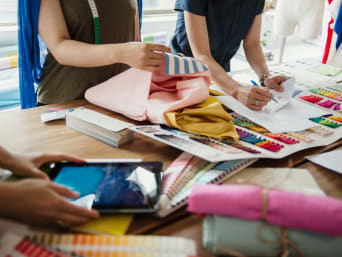 Jobs Modebranche: Modedesigner stellen farbenfrohe Stoffe für eine Kollektion zusammen. Jobs Modebranche: Modedesigner stellen farbenfrohe Stoffe für eine Kollektion zusammen.