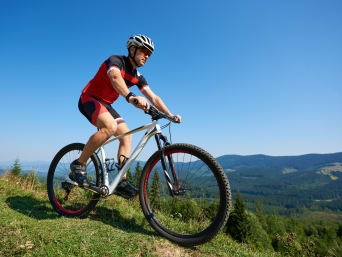 Cross Country Mountainbike: Ein Sportler fährt mit seinem Mountainbike durch die Natur. Cross Country Mountainbike: Ein Sportler fährt mit seinem Mountainbike durch die Natur.