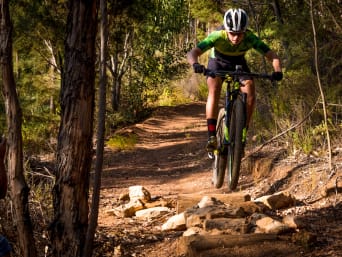 Mountainbiken in de Lage Ardennen: een tiener rijdt over een singletrail. Mountainbiken in de Lage Ardennen: een tiener rijdt over een singletrail.