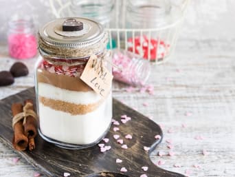 A last-minute idea for Mother's Day: Homemade baking mix in a preserving jar. A last-minute idea for Mother's Day: Homemade baking mix in a preserving jar.