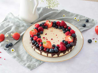 Moederdagtaart: eenvoudige cheesecake met fruit en chocoladeglazuur.