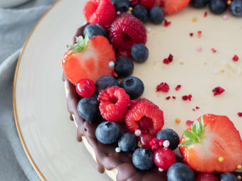 Simple Mother's Day cake: Cheesecake with fruit. Simple Mother's Day cake: Cheesecake with fruit.