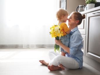 Moederdag-idee: jongetje geeft zijn moeder een boeket bloemen voor Moederdag.
