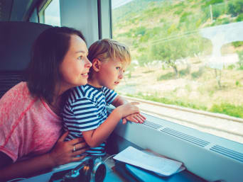 Nachhaltig reisen mit Kindern: Mutter und Sohn verreisen mit dem Zug. Nachhaltig reisen mit Kindern: Mutter und Sohn verreisen mit dem Zug.