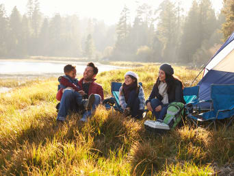 Nachhaltiger Urlaub mit Kindern: Familie beim Camping. Nachhaltiger Urlaub mit Kindern: Familie beim Camping.