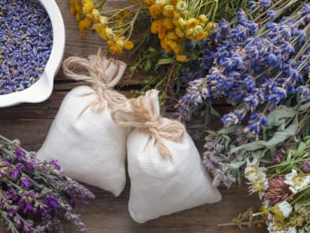 Duftsäckchen mit getrockneten Blüten von Lavendel und Heilkräutern. Duftsäckchen mit getrockneten Blüten von Lavendel und Heilkräutern.
