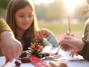 Malen für Kinder – Kinder malen mit selbstgemachten Farben aus Naturmaterialien. Malen für Kinder – Kinder malen mit selbstgemachten Farben aus Naturmaterialien.