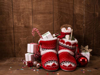 Was schenkt man Kindern zu Nikolaus? – Nikolausstiefel gefüllt mit Süßigkeiten und kleinen Präsenten. Was schenkt man Kindern zu Nikolaus? – Nikolausstiefel gefüllt mit Süßigkeiten und kleinen Präsenten.