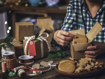 Kleine Nikolaus-Geschenke: Mann verpackt selbstgemachte Kekse als Nikolaus-Geschenk. Kleine Nikolaus-Geschenke: Mann verpackt selbstgemachte Kekse als Nikolaus-Geschenk.