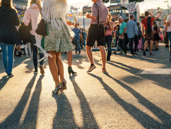 Oktoberfest-Outfit: Gruppe von Wiesn-Besuchern in Tracht und Alltagskleidung. Oktoberfest-Outfit: Gruppe von Wiesn-Besuchern in Tracht und Alltagskleidung.