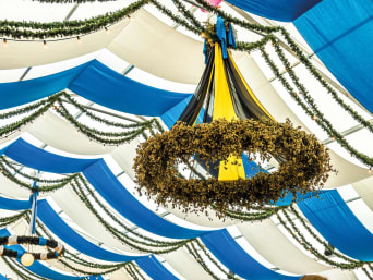 Wiesn-Zelte: Dekoration in einem der Bierzelte auf dem Oktoberfest. Wiesn-Zelte: Dekoration in einem der Bierzelte auf dem Oktoberfest.
