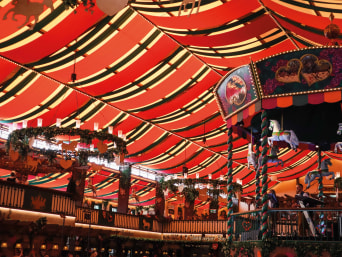 Wiesn-Zelte: Geschmücktes Festzelt auf dem Münchner Oktoberfest. Wiesn-Zelte: Geschmücktes Festzelt auf dem Münchner Oktoberfest.