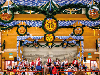 Wiesn-Zelte: Dekoriertes Festzelt auf dem Oktoberfest. Wiesn-Zelte: Dekoriertes Festzelt auf dem Oktoberfest.