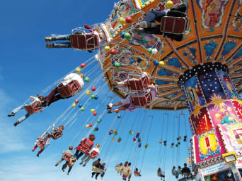 Oktoberfest besuchen: Wiesn-Besucher in einem Karussell. Oktoberfest besuchen: Wiesn-Besucher in einem Karussell.