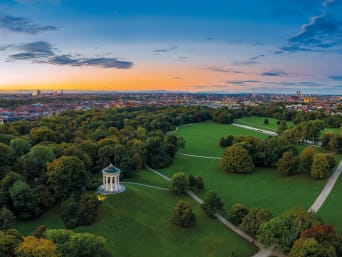 Städtereise München – Blick auf den Englischen Garten in München. Städtereise München – Blick auf den Englischen Garten in München.
