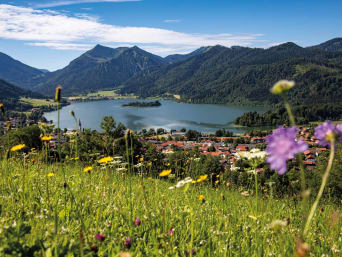 Verreisen in München und Umgebung – Blick auf den Schliersee. Verreisen in München und Umgebung – Blick auf den Schliersee.