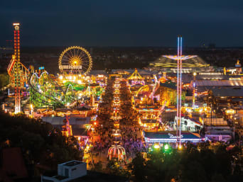 Oktoberfest green: Oktoberfest-Attraktionen bei Nacht.