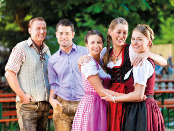 C&A Dirndl Style-Guide: Gruppe von Oktoberfest-Besuchern in Dirndl und Lederhosen. C&A Dirndl Style-Guide: Gruppe von Oktoberfest-Besuchern in Dirndl und Lederhosen.