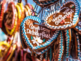 Oktoberfest-Tipps: Nahaufnahme von Lebkuchenherzen auf dem Oktoberfest. Oktoberfest-Tipps: Nahaufnahme von Lebkuchenherzen auf dem Oktoberfest.