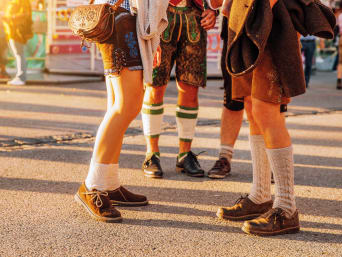 Oktoberfest-Tipps: Gruppe von Wiesn-Besuchern in Lederhosen.