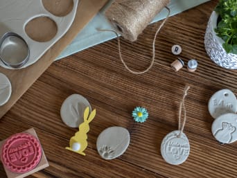 Osterbasteln mit Kindern: Anhänger für den Osterstrauß aus Salzteig. Osterbasteln mit Kindern: Anhänger für den Osterstrauß aus Salzteig.